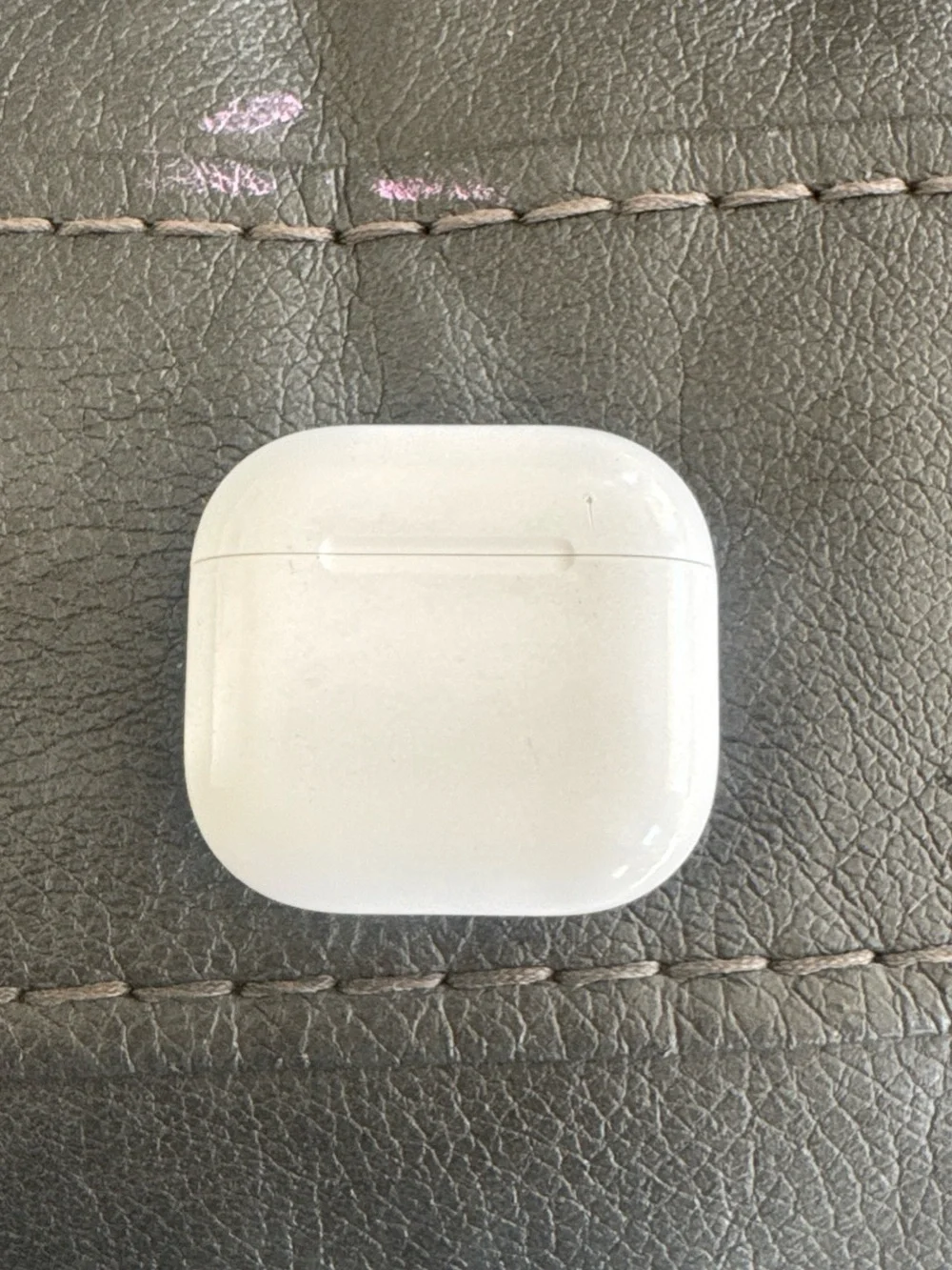 Apple 4th gen Wireless Earbuds Charging Case in White